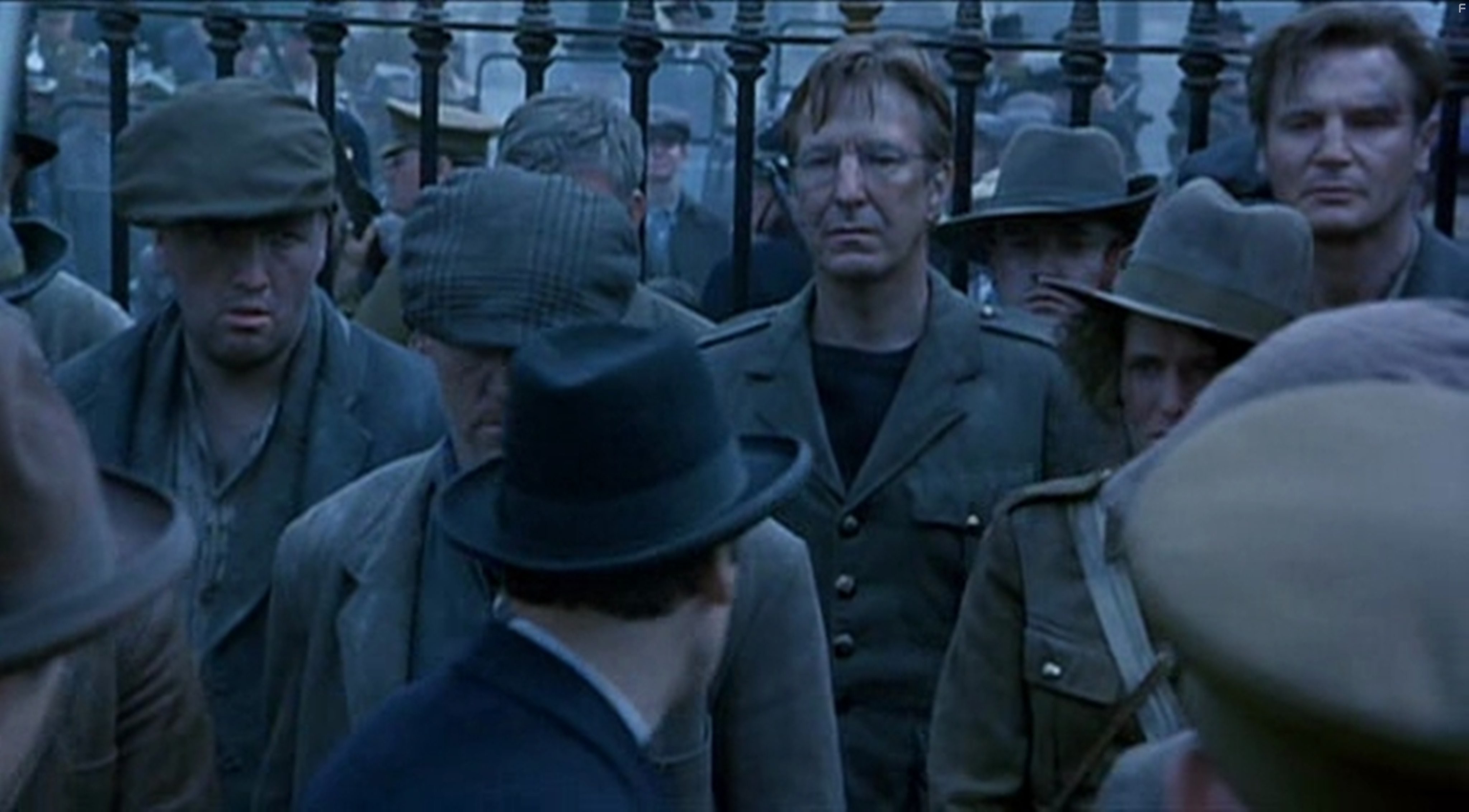 Liam Neeson and Alan Rickman in Майкл Коллинз (1996)