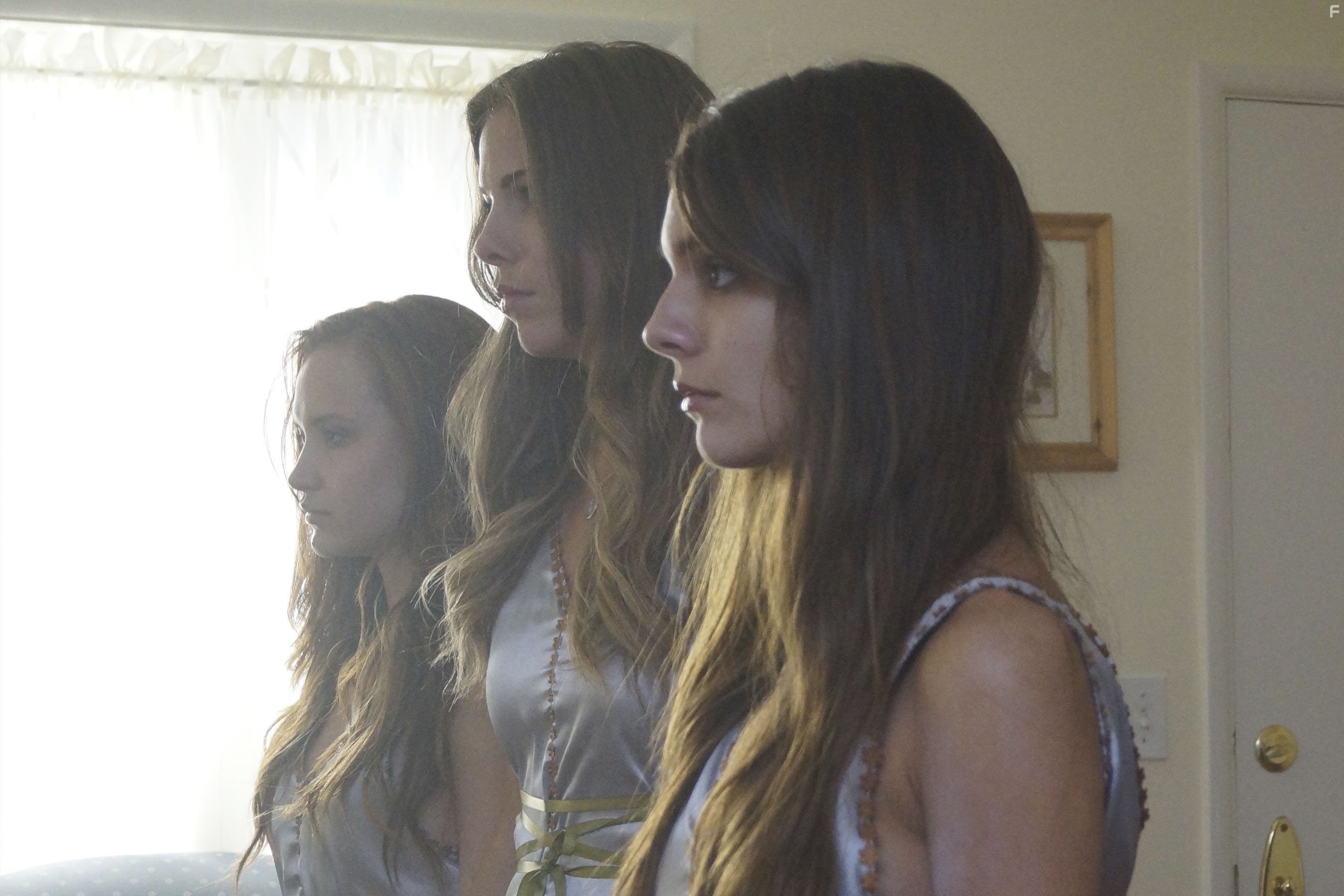 Caitlin Stasey, Reanin Johannink, and Amanda Grace Cooper in Все болельщицы умрут (2013)