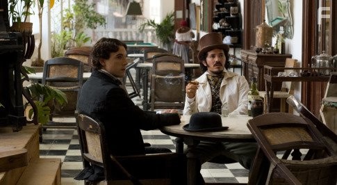 John Leguizamo and Unax Ugalde in Любовь во время холеры (2007)