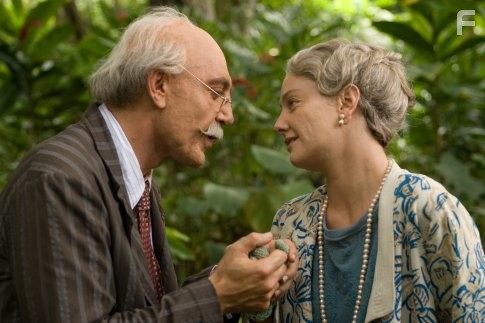 Javier Bardem and Giovanna Mezzogiorno in Любовь во время холеры (2007)