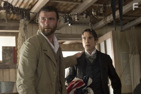 Liev Schreiber and Unax Ugalde in Любовь во время холеры (2007)