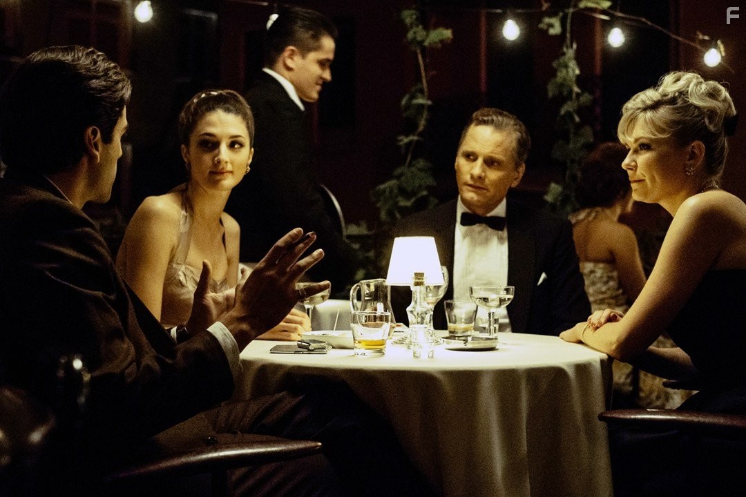 Kirsten Dunst, Viggo Mortensen, Daisy Bevan, and Oscar Isaac in Два лика января (2014)