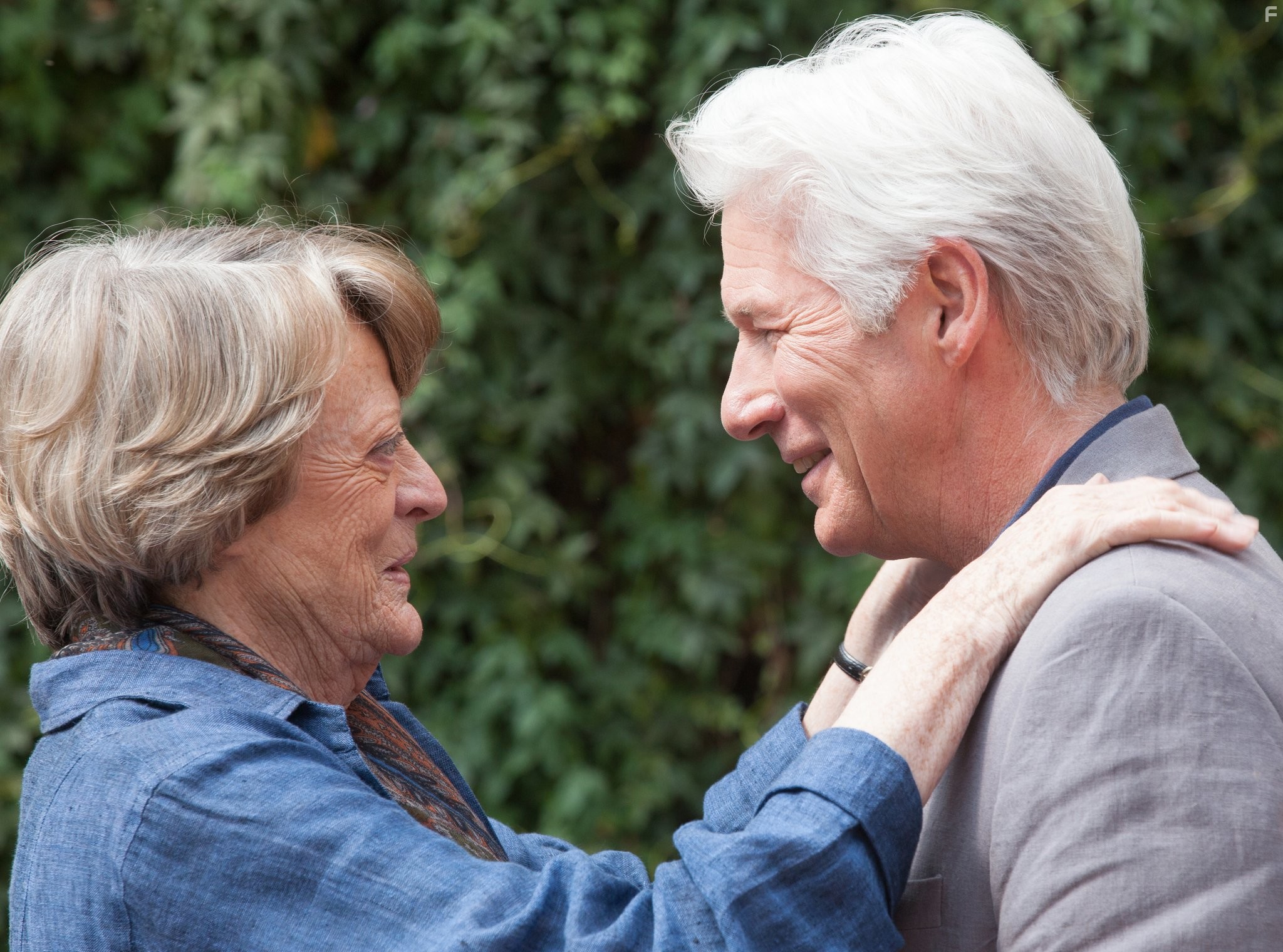 Richard Gere and Maggie Smith in Отель Мэриголд: Лучший из экзотических 2 (2015)