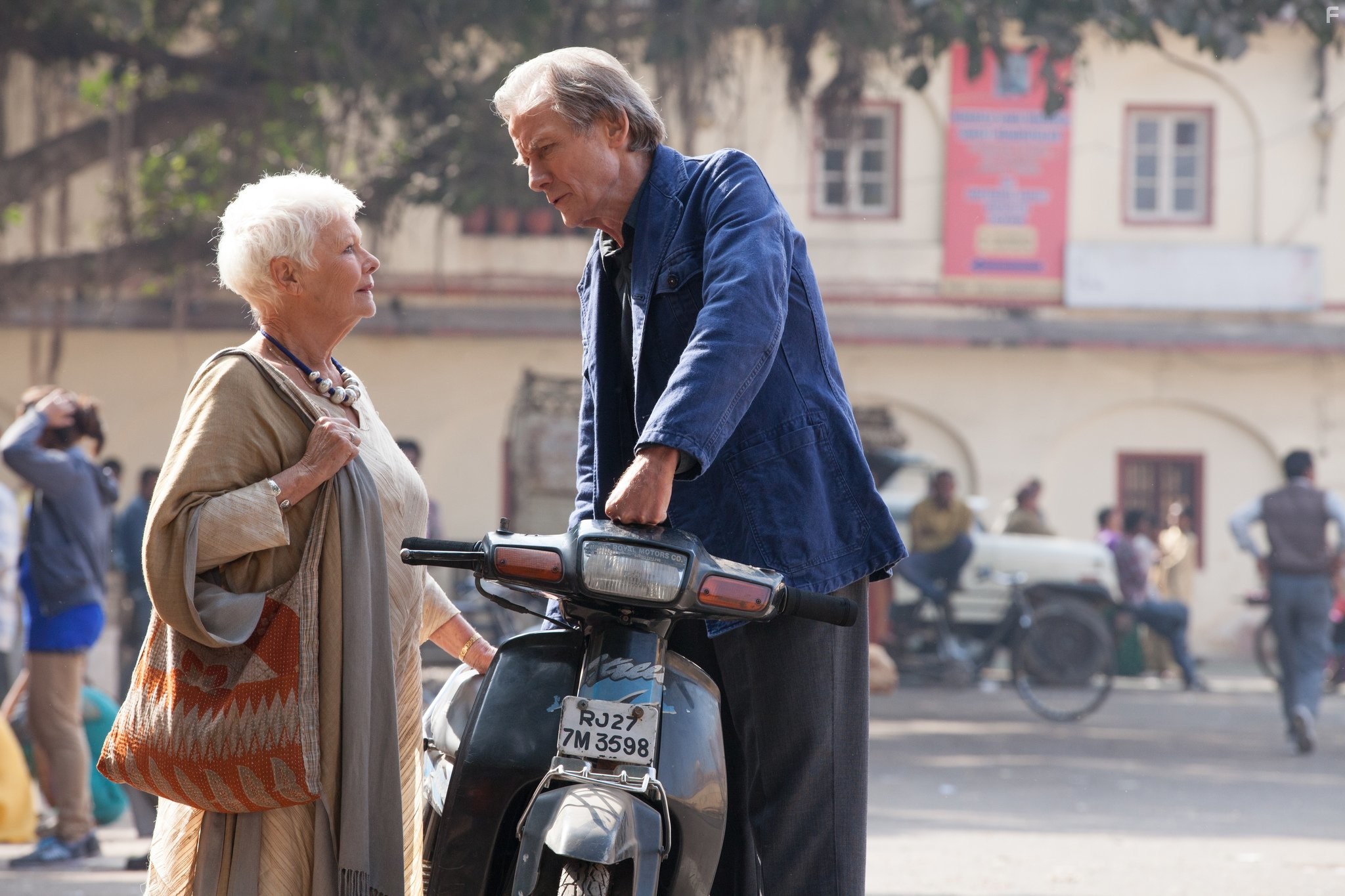 Judi Dench and Bill Nighy in Отель Мэриголд: Лучший из экзотических 2 (2015)