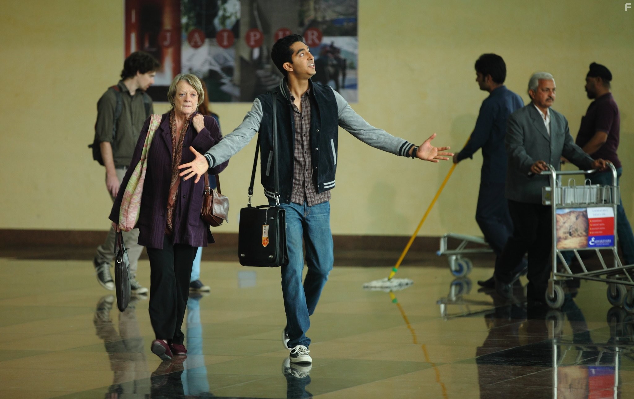 Maggie Smith and Dev Patel in Отель Мэриголд: Лучший из экзотических 2 (2015)
