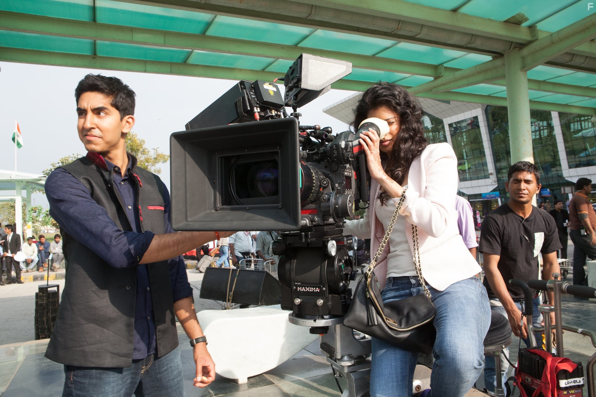 Dev Patel and Tina Desai in Отель Мэриголд: Лучший из экзотических 2 (2015)