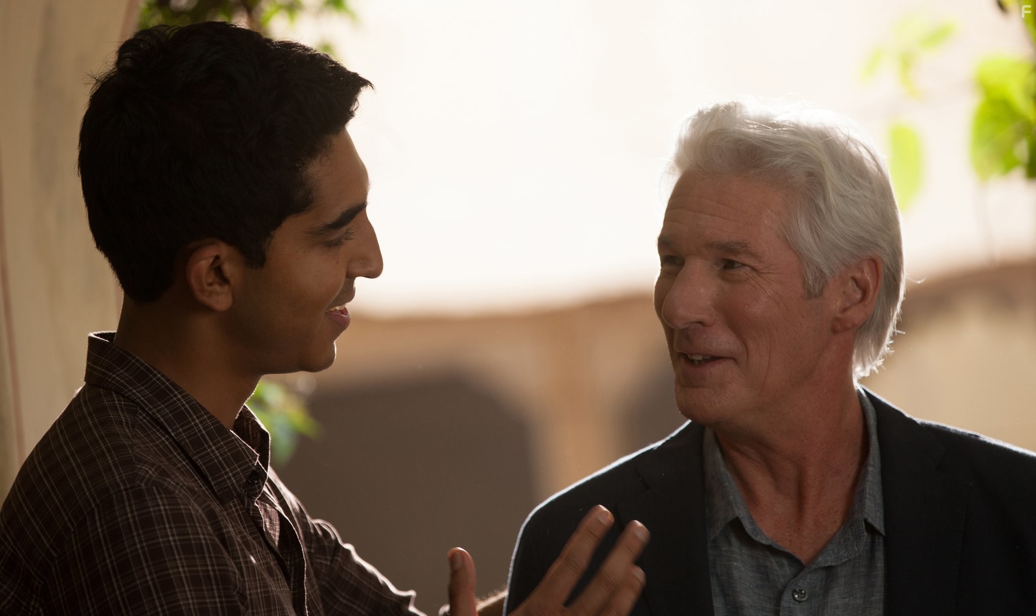 Richard Gere and Dev Patel in Отель Мэриголд: Лучший из экзотических 2 (2015)