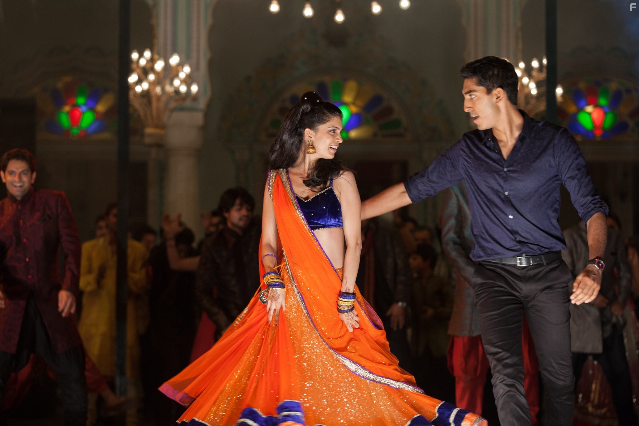 Dev Patel and Tina Desai in Отель Мэриголд: Лучший из экзотических 2 (2015)
