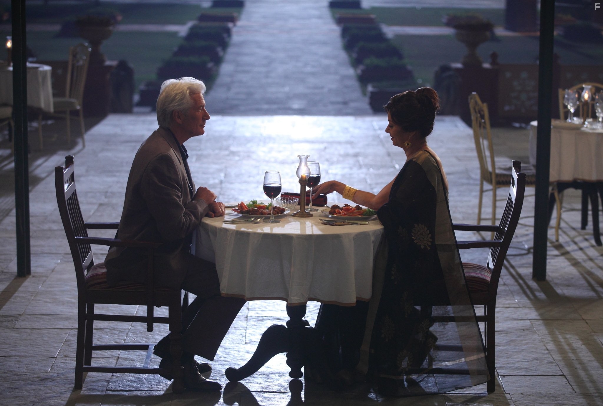 Richard Gere and Lillete Dubey in Отель Мэриголд: Лучший из экзотических 2 (2015)