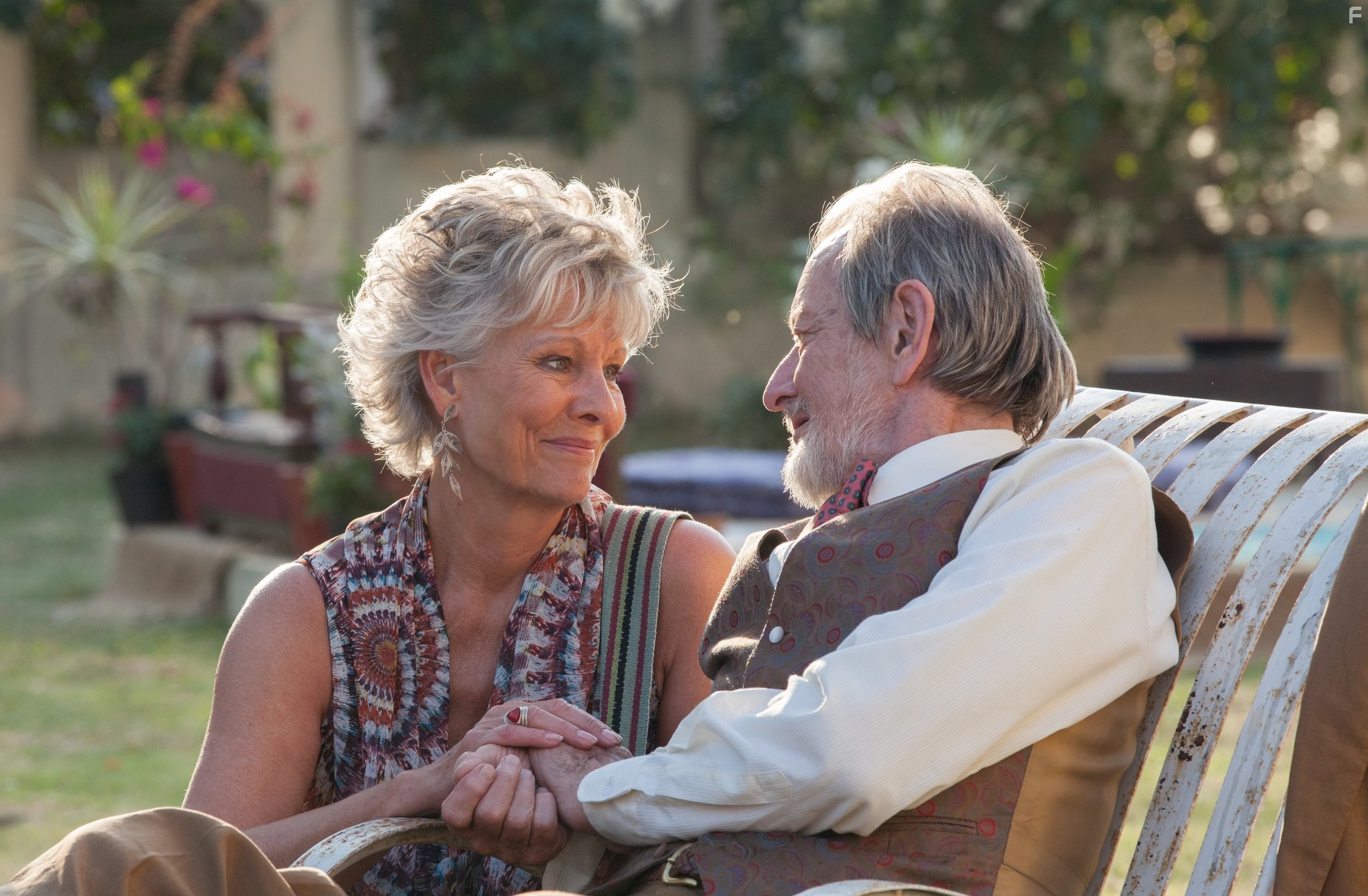 Diana Hardcastle and Ronald Pickup in Отель Мэриголд: Лучший из экзотических 2 (2015)