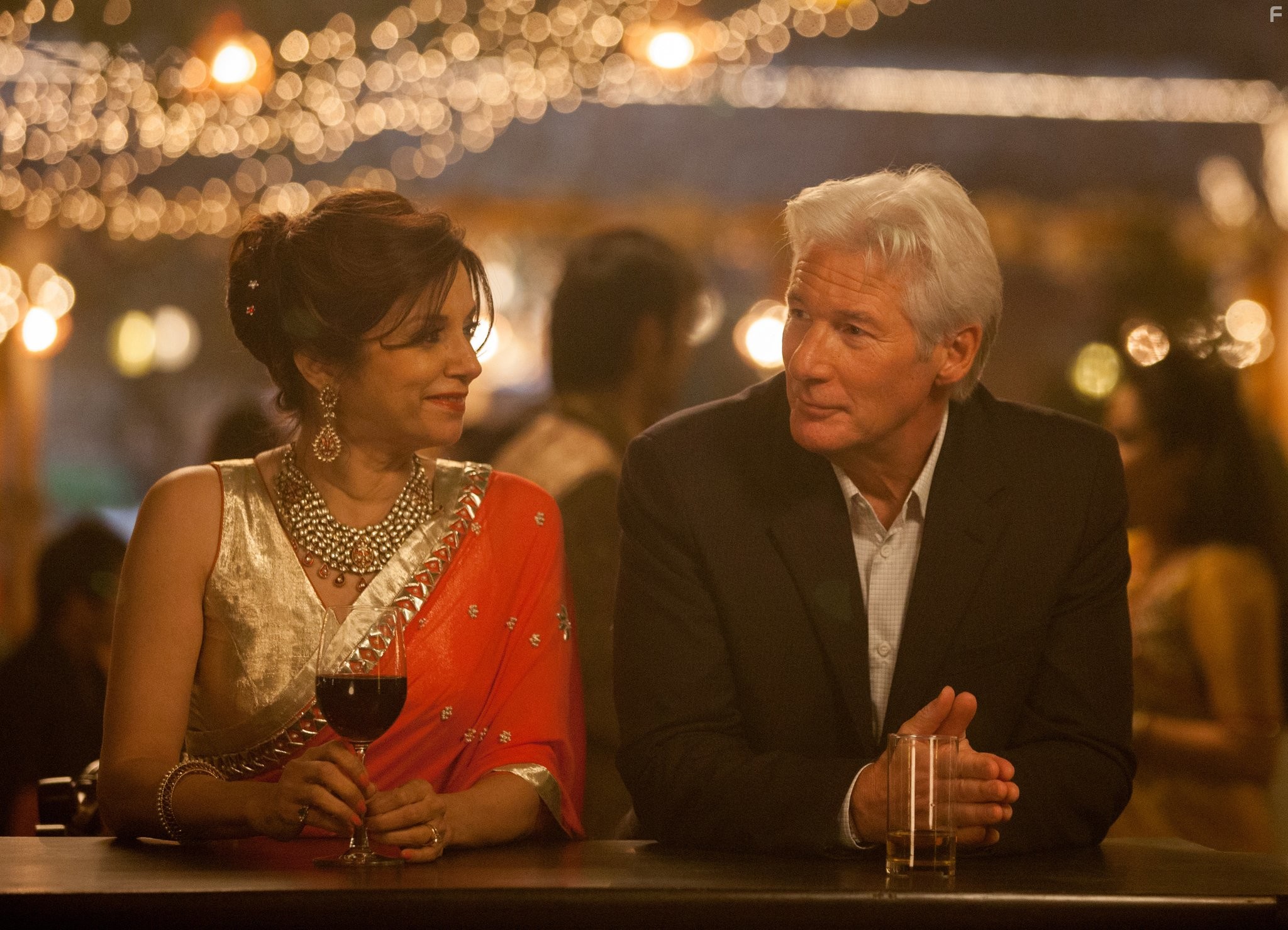 Richard Gere and Lillete Dubey in Отель Мэриголд: Лучший из экзотических 2 (2015)