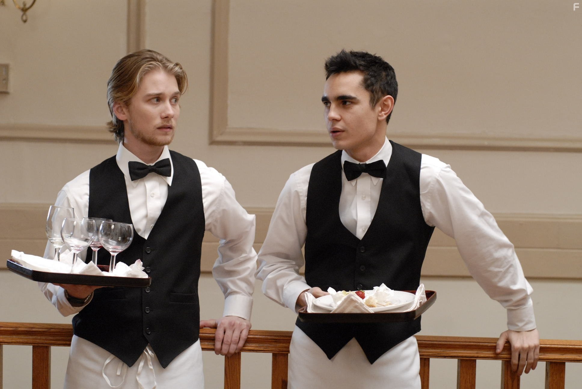 Lou Taylor Pucci and Max Minghella in Короткие интервью с подонками (2009)