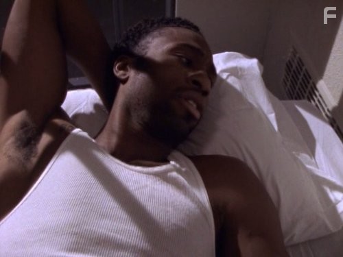 Leon in Тюрьма Оз (1997)