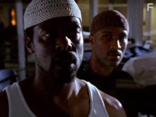 Granville Adams and Eamonn Walker in Тюрьма Оз (1997)