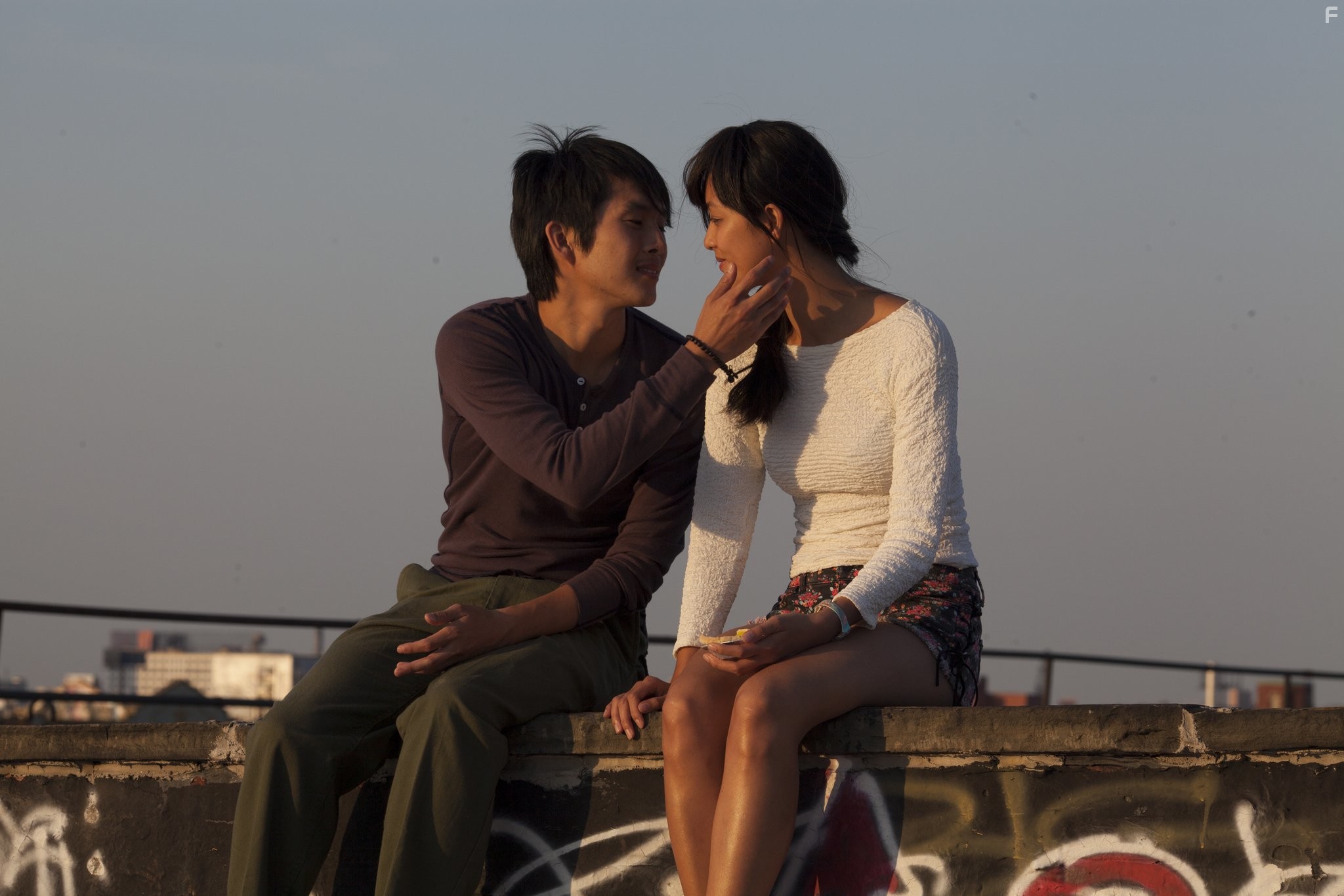 Justin Chon and Shuya Chang in Месть зеленых драконов (2014)