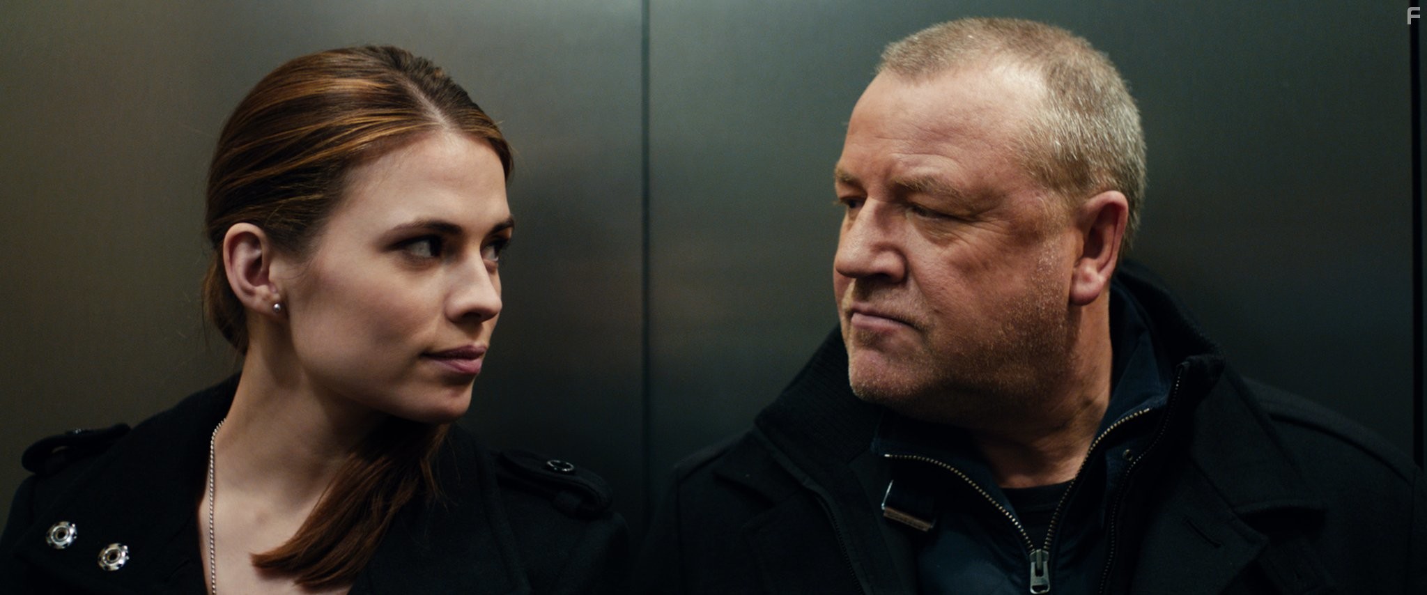Ray Winstone and Hayley Atwell in Летучий отряд Скотланд-Ярда (2012)