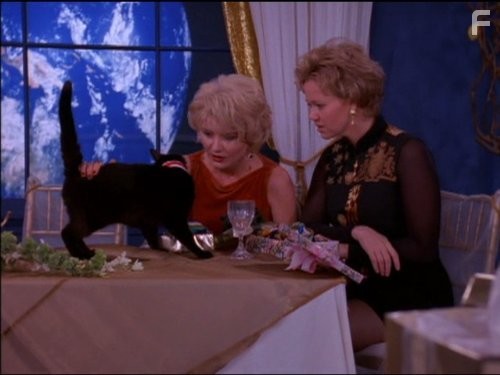 Caroline Rhea and Beth Broderick in Сабрина - маленькая ведьма (1996)