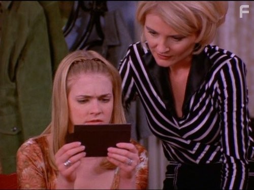 Melissa Joan Hart and Beth Broderick in Сабрина - маленькая ведьма (1996)