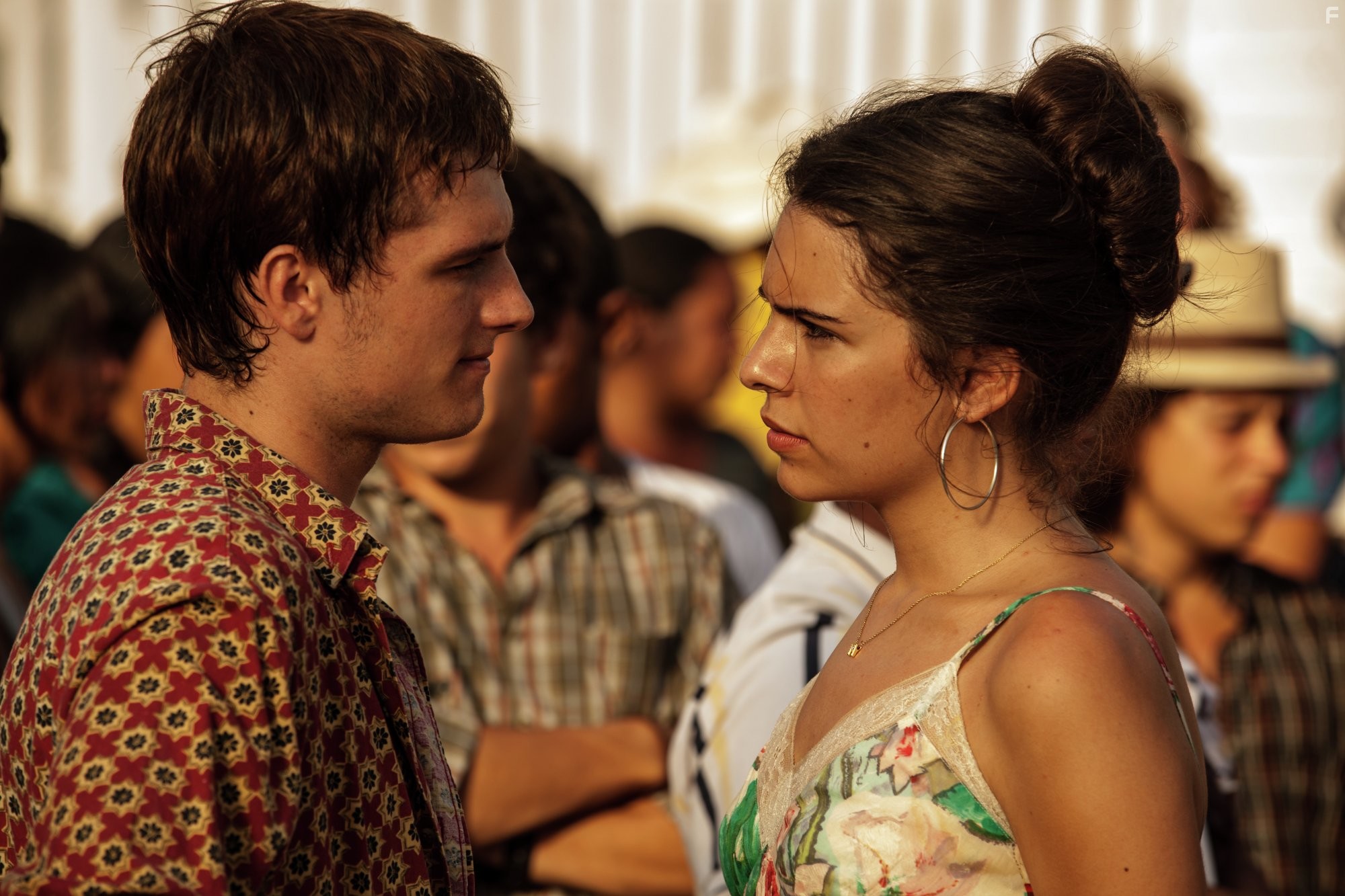 Josh Hutcherson and Claudia Traisac in Потерянный рай (2014)