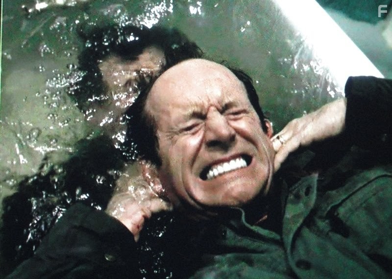 Lance Henriksen in Тысячелетие (1996)