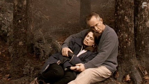 Lance Henriksen and Megan Gallagher in Тысячелетие (1996)