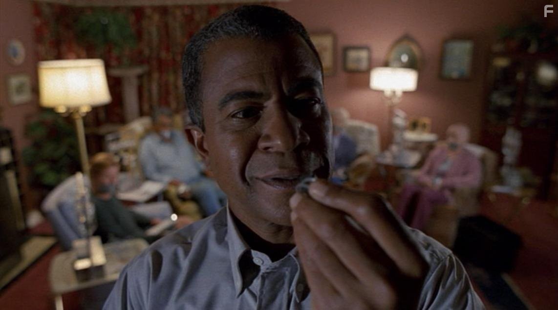 Tucker Smallwood in Тысячелетие (1996)