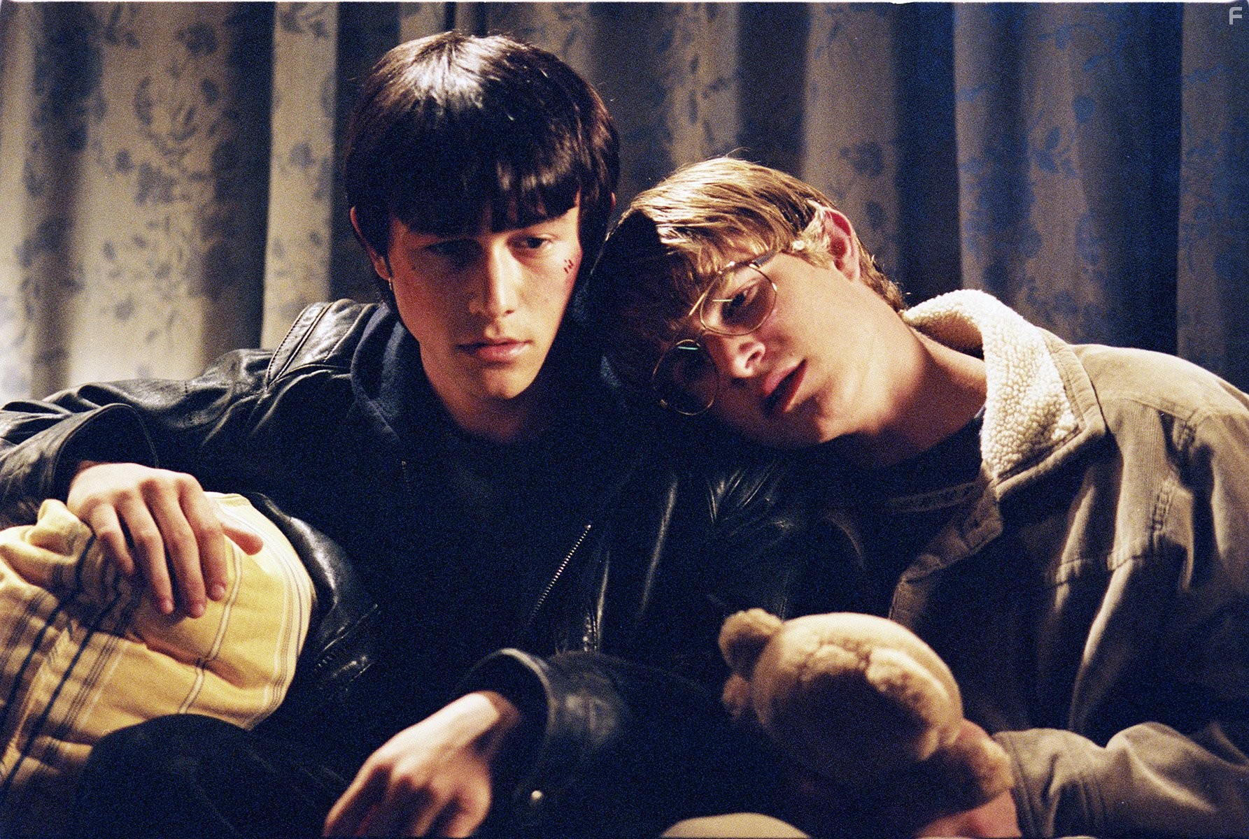 Joseph Gordon-Levitt and Brady Corbet in Загадочная кожа (2004)