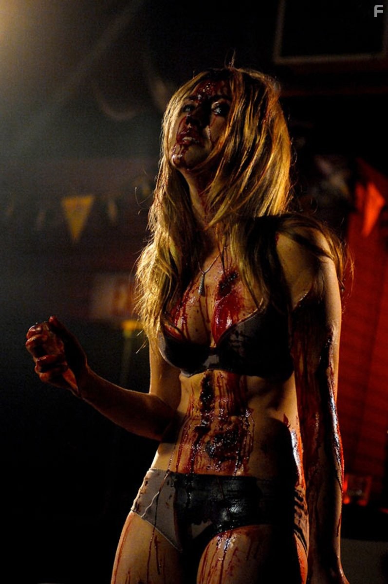 Arielle Kebbel in Багровая мгла (2008)