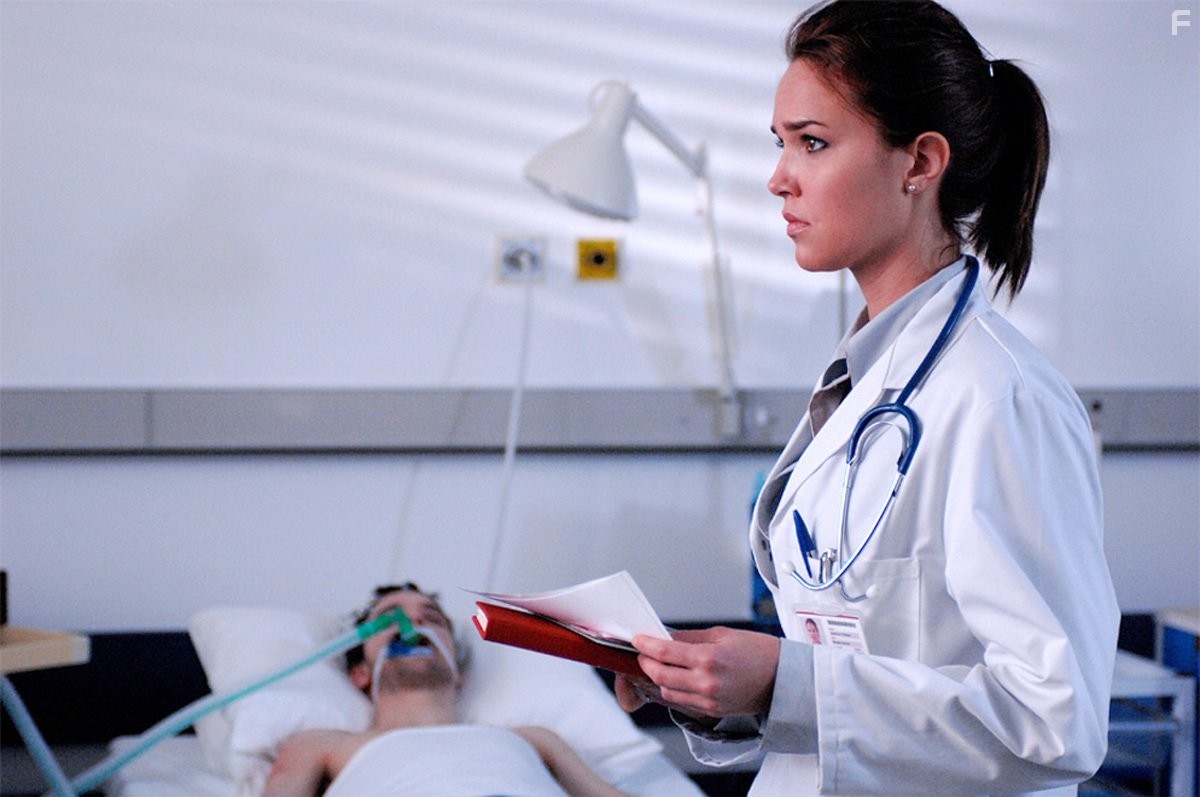 Arielle Kebbel and Andrew Lee Potts in Багровая мгла (2008)