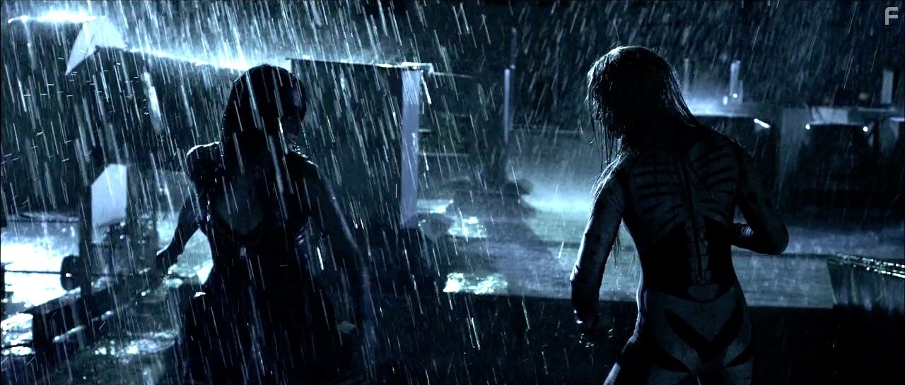 Michelle Trachtenberg and Katie Cassidy in Писака (2014)