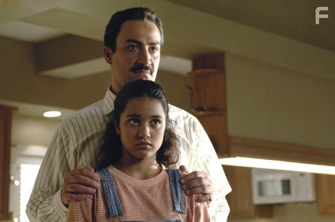 Peter Macdissi and Summer Bishil in Как на ладони (2007)