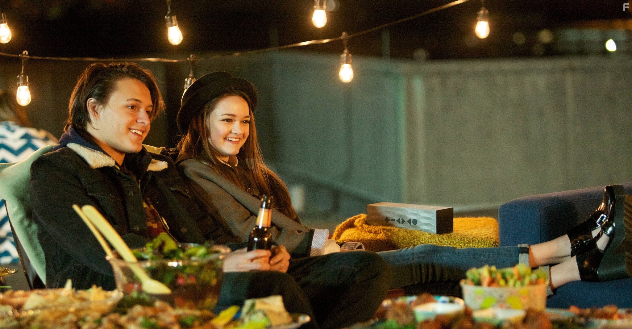 Ciara Bravo and Nolan Sotillo in Красные браслеты (2014)