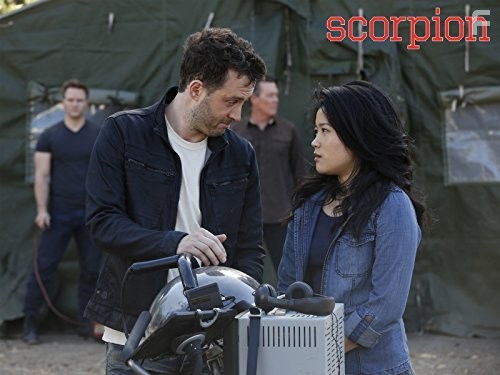 Eddie Kaye Thomas and Jadyn Wong in Скорпион (2014)
