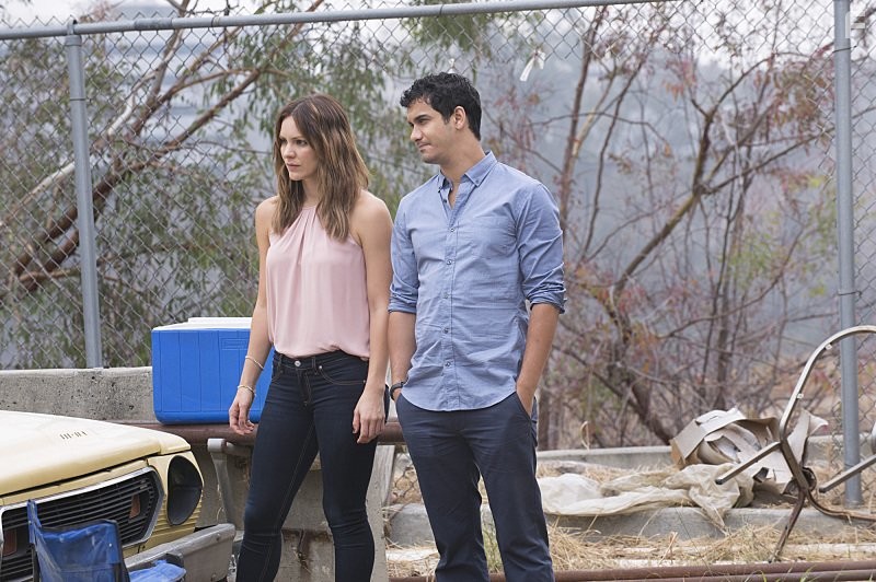 Elyes Gabel and Katharine McPhee in Скорпион (2014)