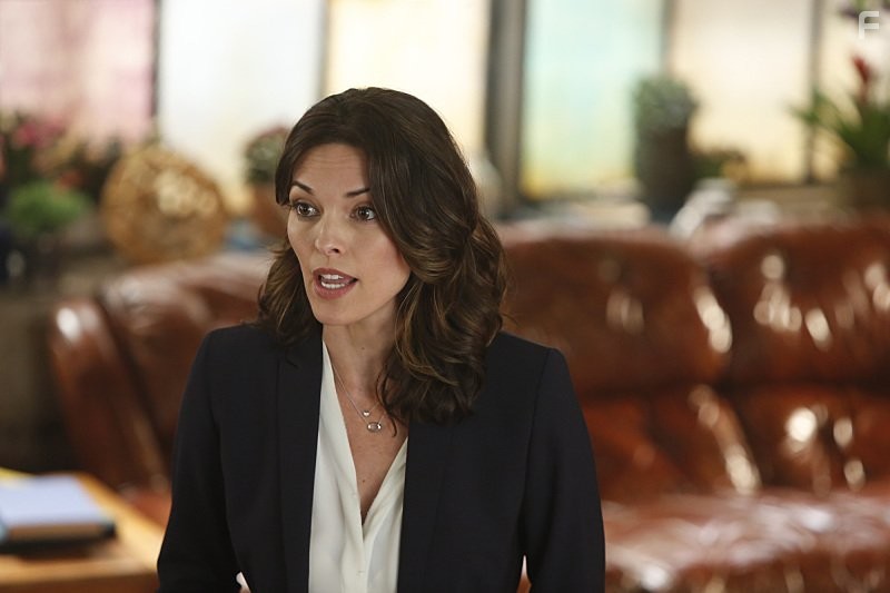 Alana De La Garza in Скорпион (2014)