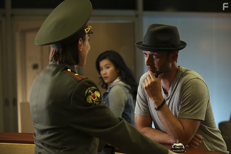 Eddie Kaye Thomas and Jadyn Wong in Скорпион (2014)