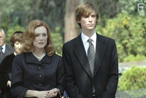 Julianne Moore and Eddie Redmayne in Дикая грация (2007)