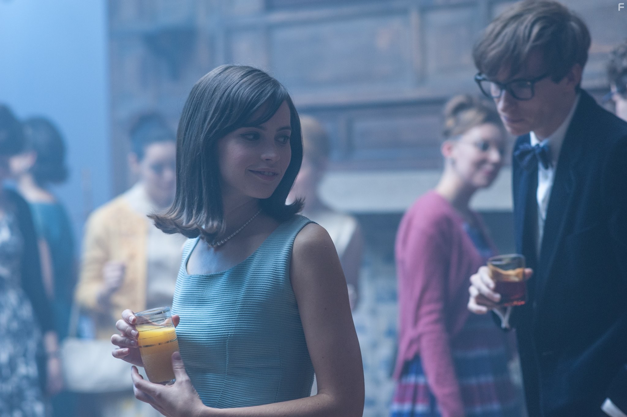 Felicity Jones and Eddie Redmayne in Теория всего (2014)