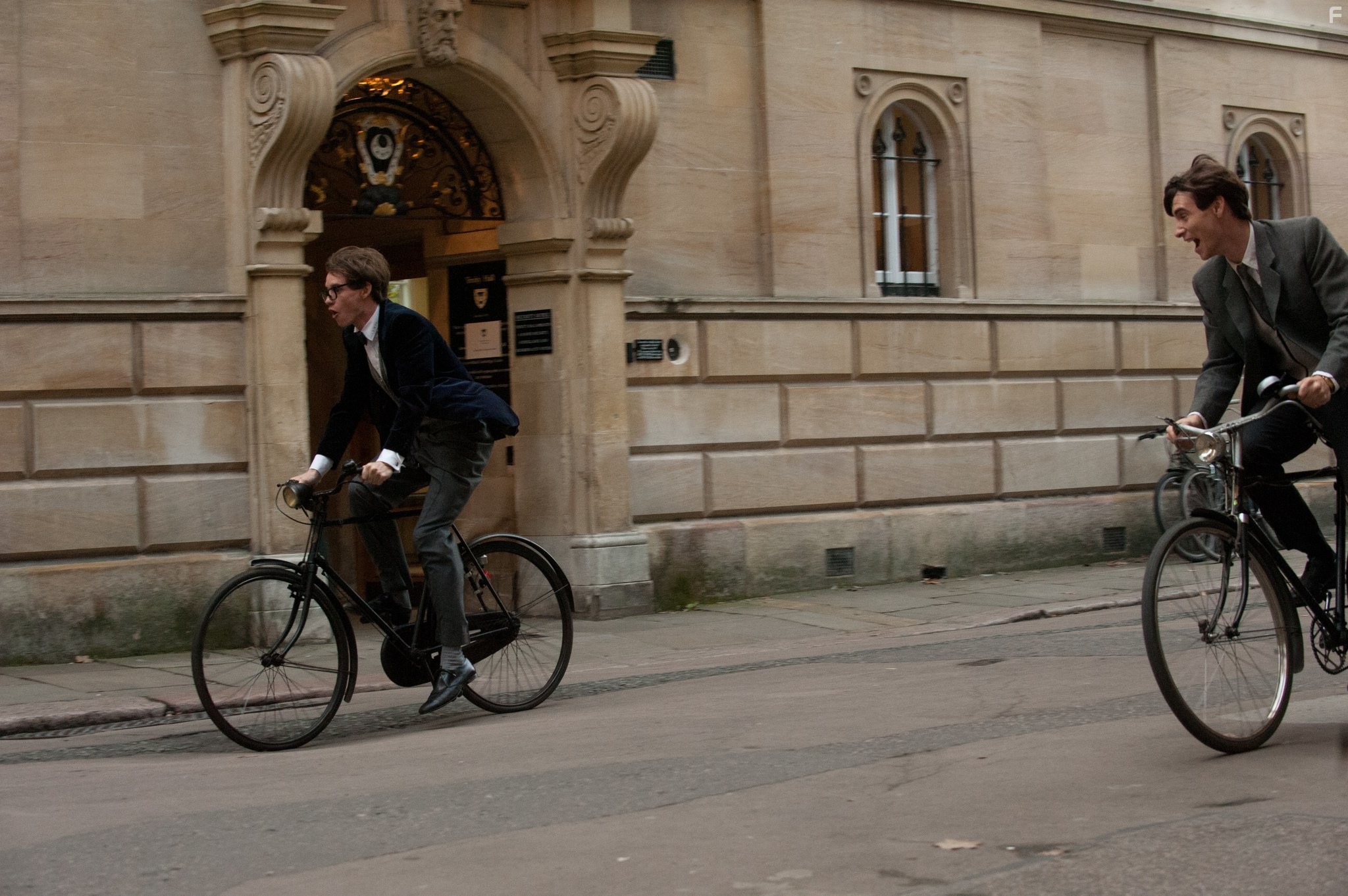 Harry Lloyd and Eddie Redmayne in Теория всего (2014)