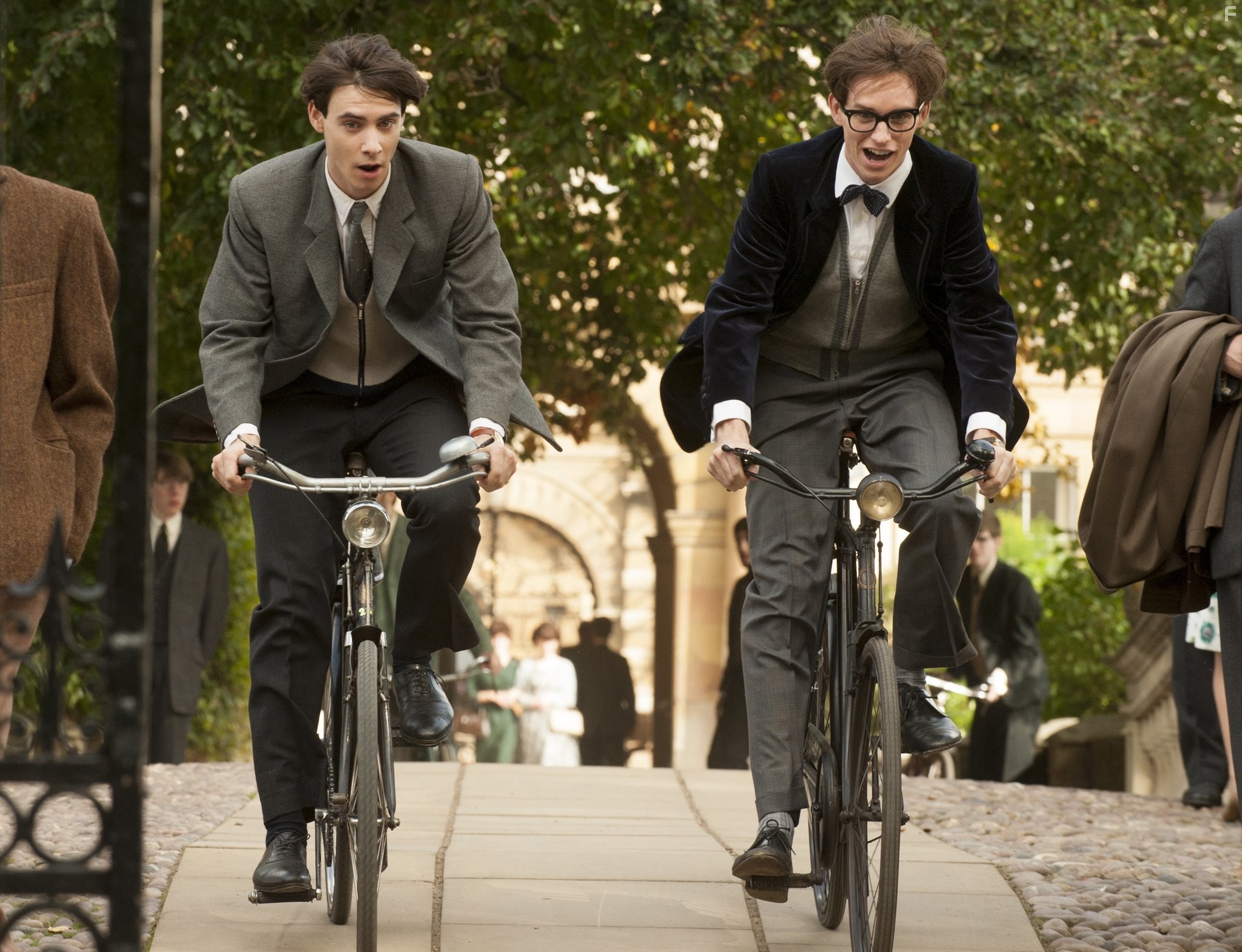 Harry Lloyd and Eddie Redmayne in Теория всего (2014)