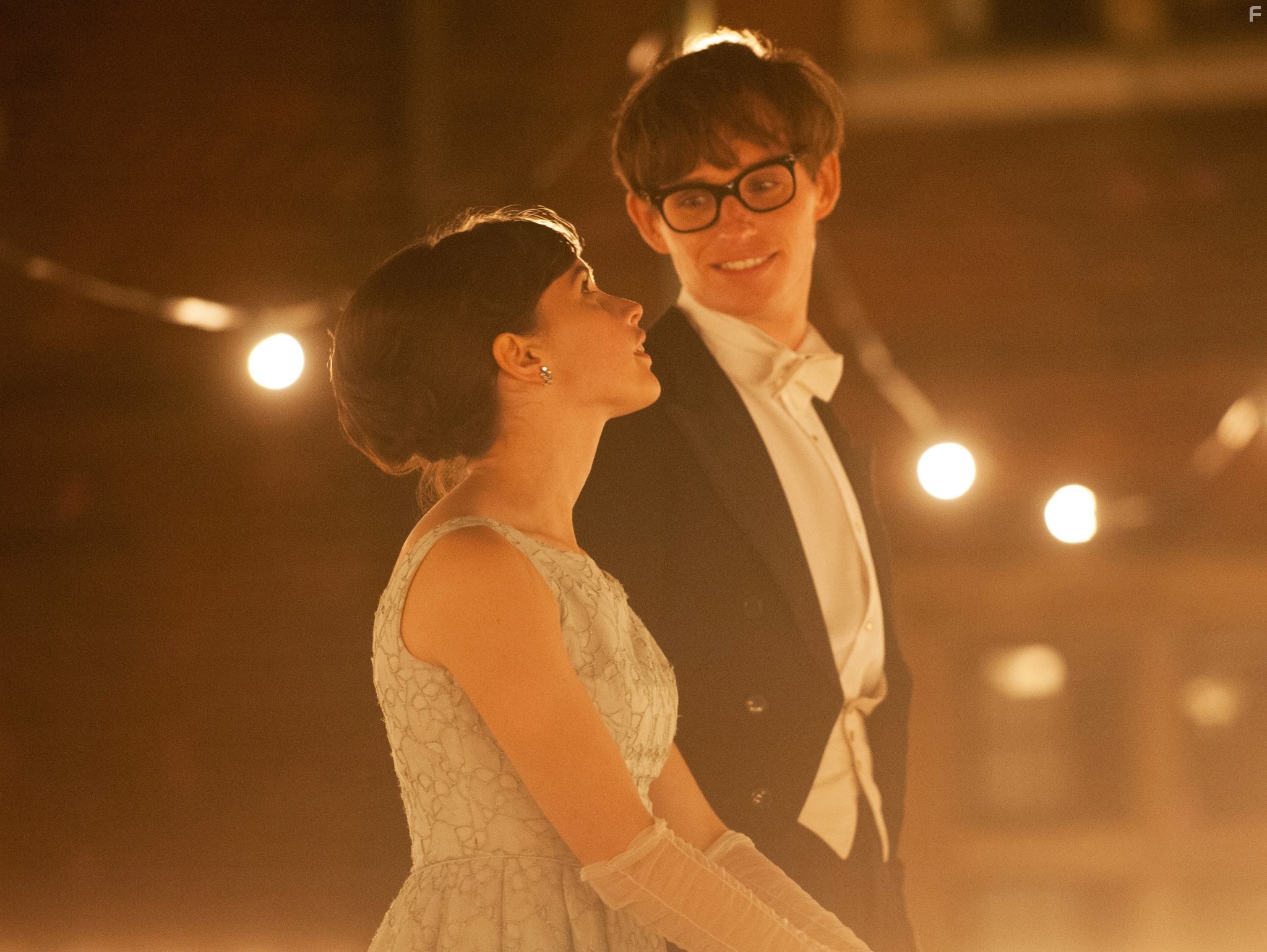 Felicity Jones and Eddie Redmayne in Теория всего (2014)