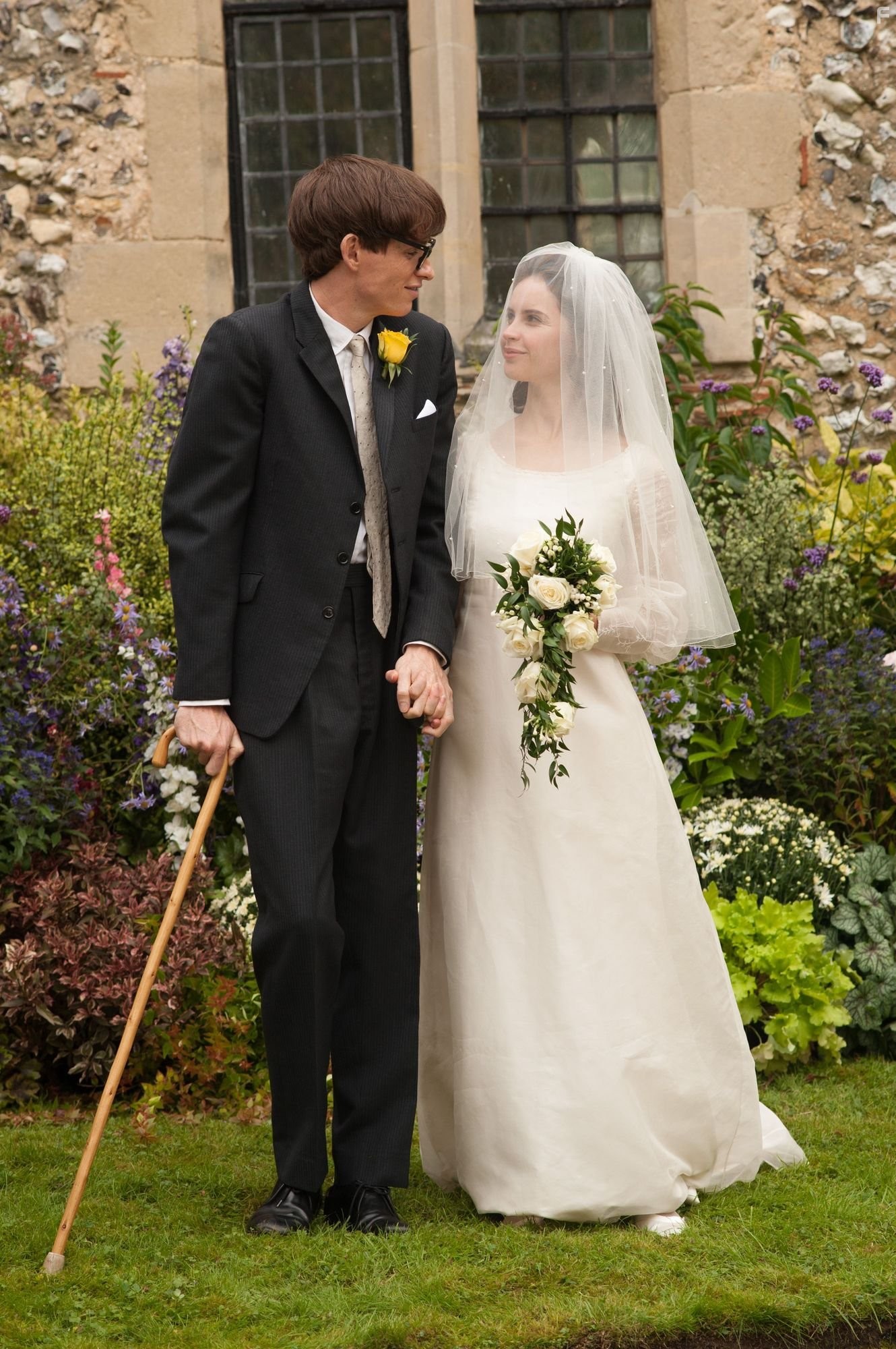 Felicity Jones and Eddie Redmayne in Теория всего (2014)
