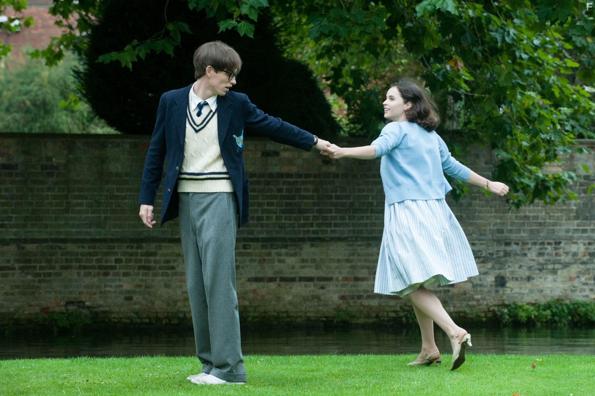 Felicity Jones and Eddie Redmayne in Теория всего (2014)