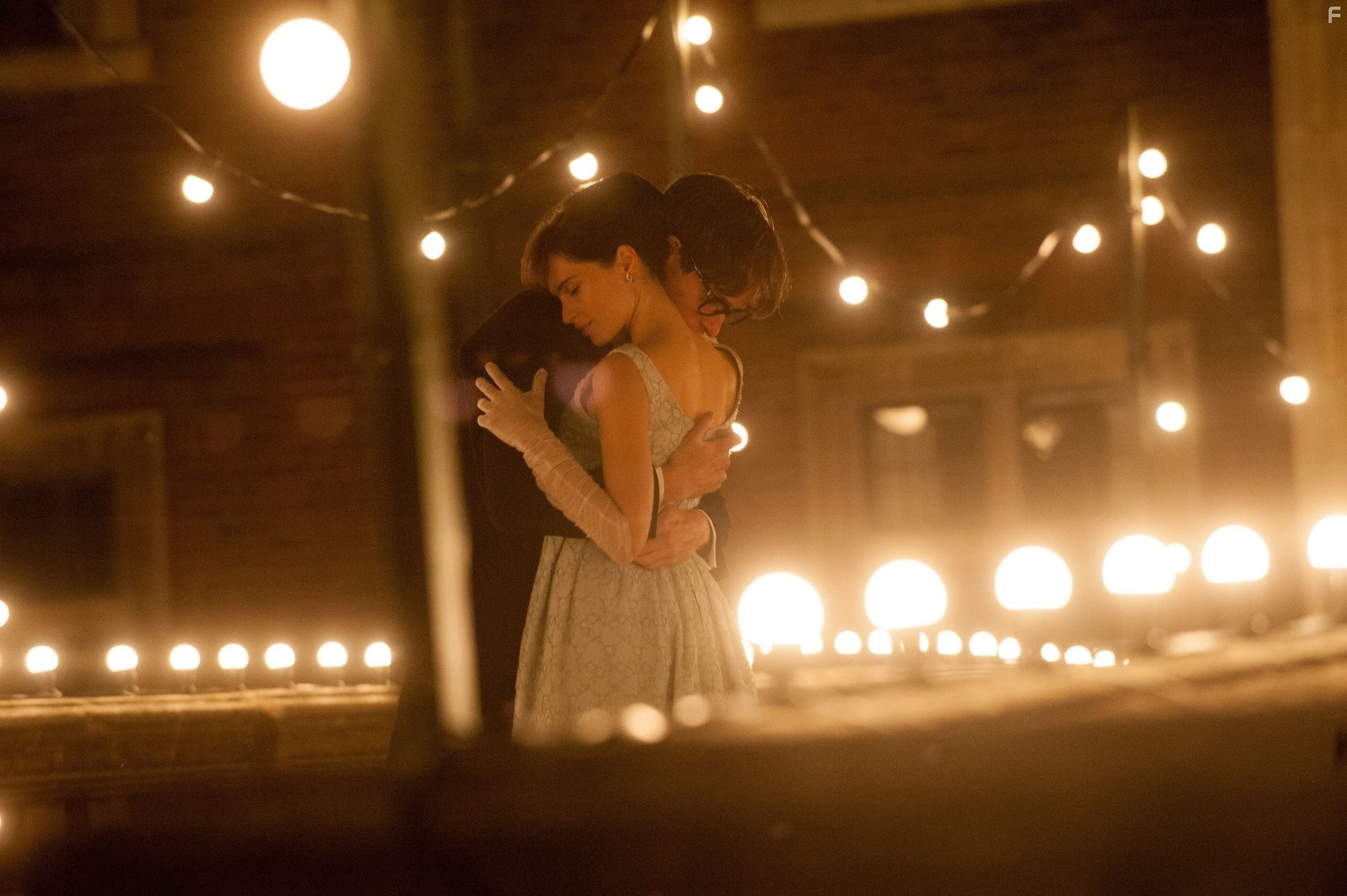 Felicity Jones and Eddie Redmayne in Теория всего (2014)