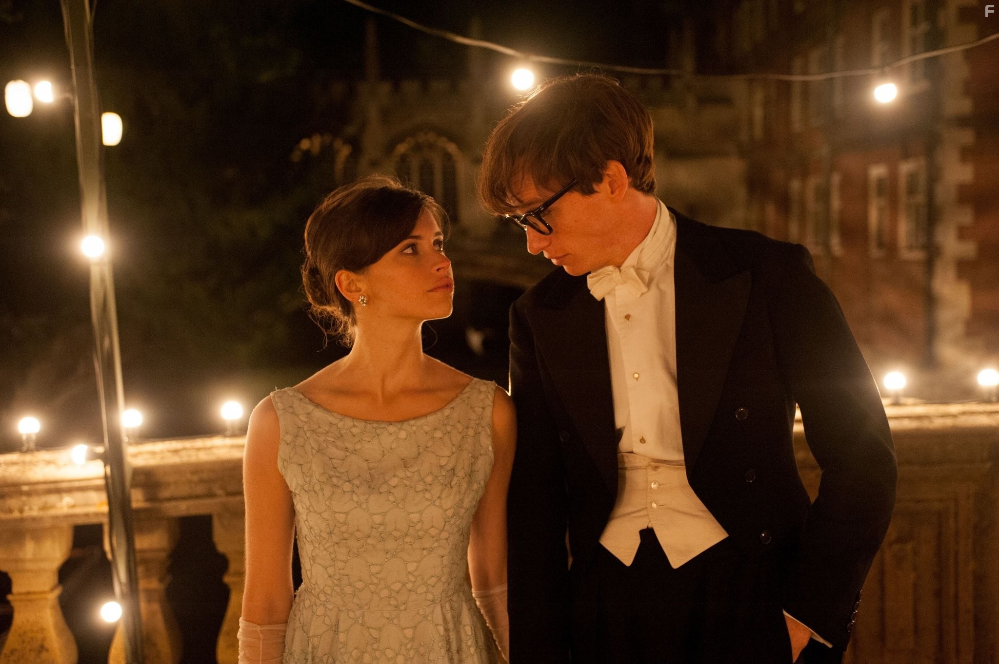Felicity Jones and Eddie Redmayne in Теория всего (2014)