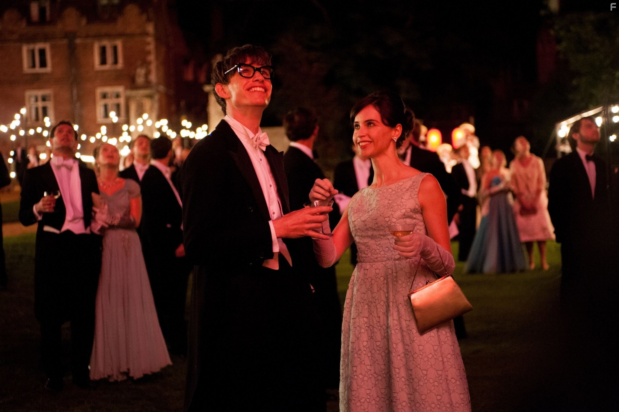 Felicity Jones and Eddie Redmayne in Теория всего (2014)