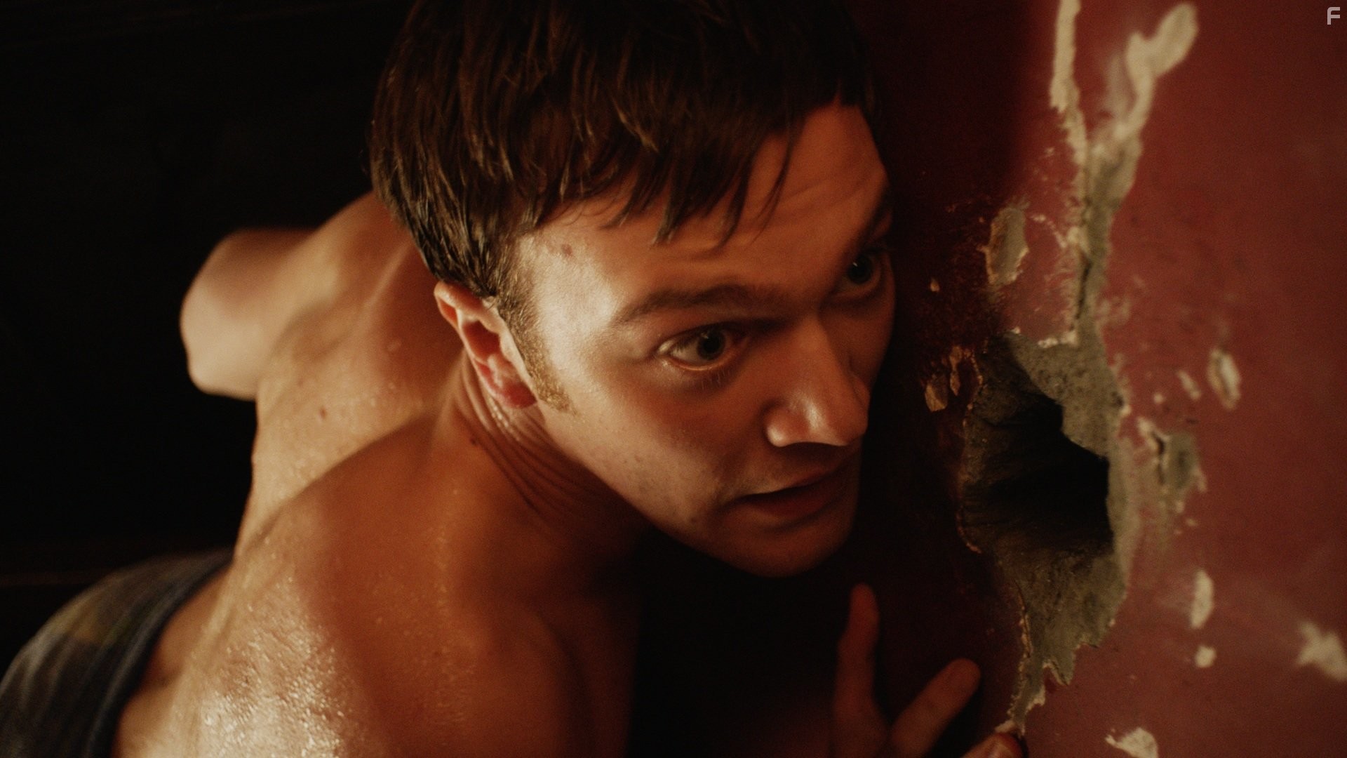 Женщина за стеной