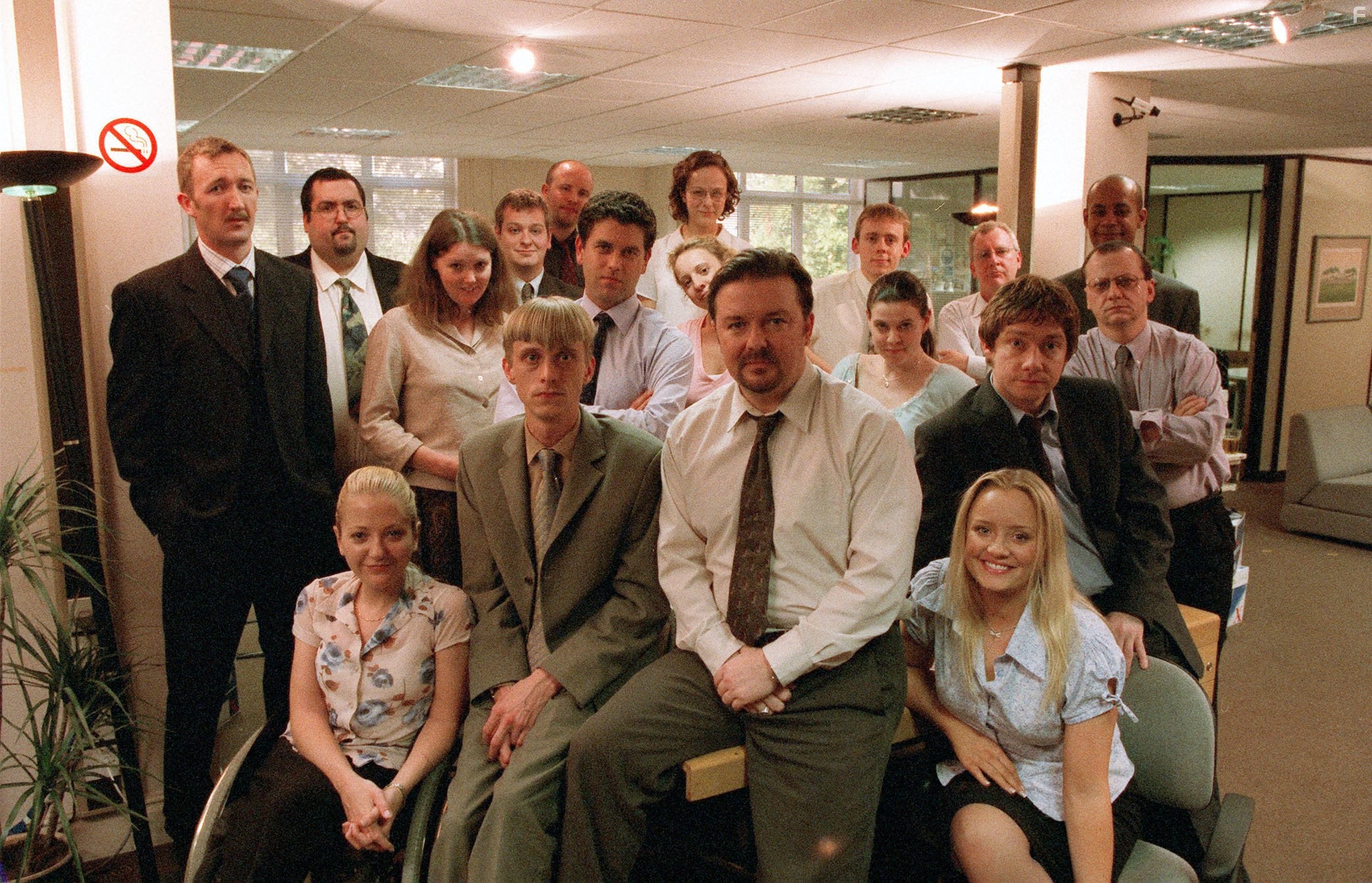 Mackenzie Crook, Lucy Davis, Martin Freeman, Ricky Gervais, Ralph Ineson, and Ewen MacIntosh in Офис (2001)