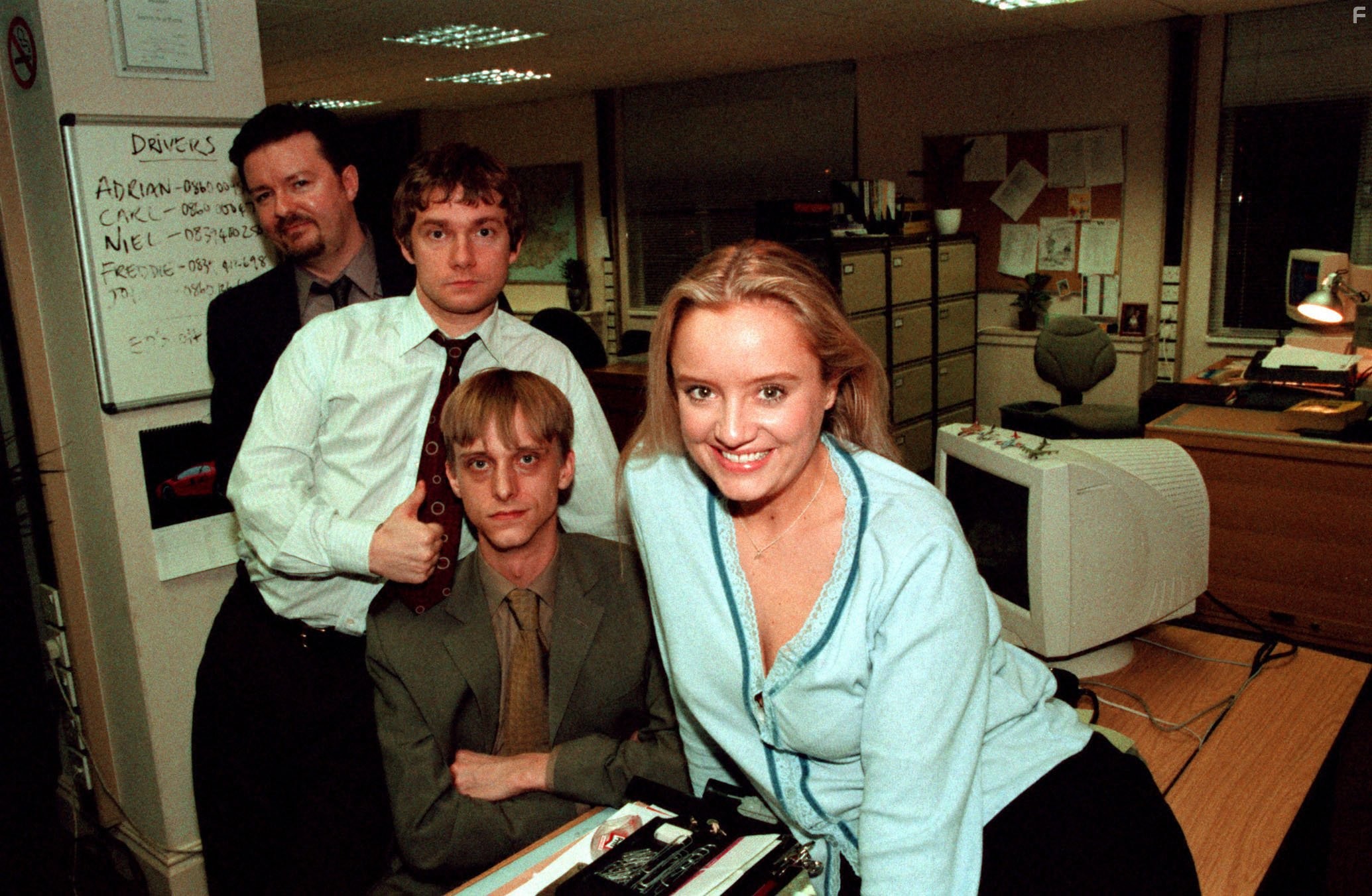 Mackenzie Crook, Lucy Davis, Martin Freeman, and Ricky Gervais in Офис (2001)