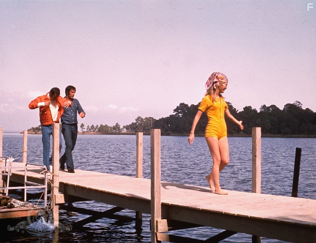 Sam Elliott, Joan Van Ark, and Adam Roarke in Лягушки (1972)